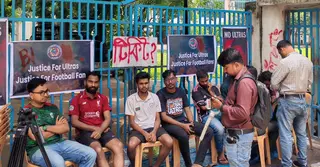 বাফুফের সামনে দ্বিতীয় দিনের মতো সমর্থকদের অবস্থান কর্মসূচি